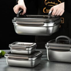 une personne avec la Boite isotherme pour repas chaud entre les mains