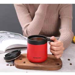femme avec Mug isotherme rouge avec poignée