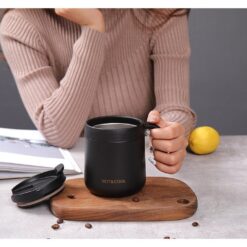 femme avec Mug isotherme noir avec poignée
