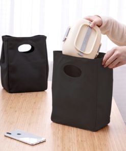 une personne mettant une boîte à lunch dans un petit sac isotherme