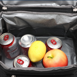 intérieur d'un sac à dos isotherme avec des boissons à l'intérieur