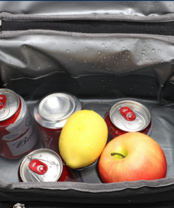intérieur d'un sac à dos isotherme avec des boissons à l'intérieur
