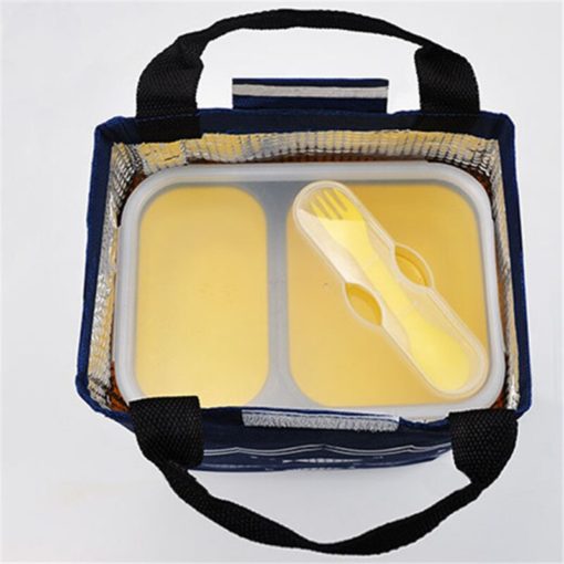 sac isotherme ouvert avec une boîte à lunch à l'intérieur