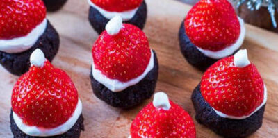 Brownies au chapeau de père Noël aux fraises