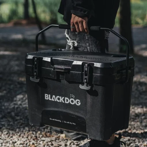 un homme qui utilise la Glacière isotherme 26L