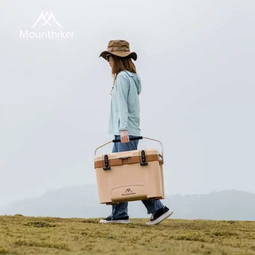 une femme avec le Frigo portable pour camping