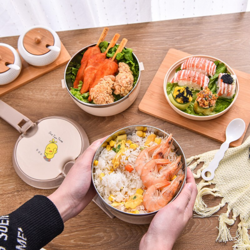 une femme qui utilise notre Lunch box Ronde Bleue 3 étages