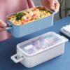 une femme qui utilise notre Lunch Box Inox Orange et Blanche