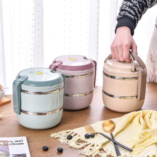 une personne avec notre Lunch box Ronde Bleue 3 étages