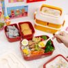 une personne qui mange dans la Lunch Box Rouge Enfants Lapin