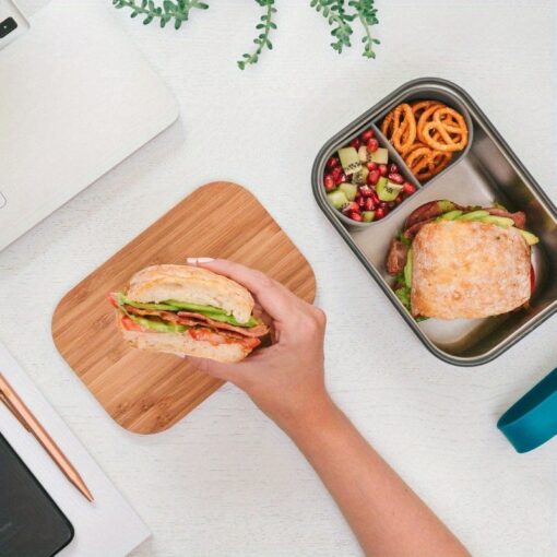 une personne qui mange dans la Boîte Bento EcoBox