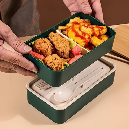 une personne utilisant la Boîte Bento Nomad Box