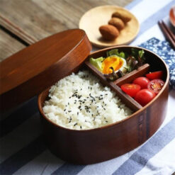 la Lunch Box Enfant En Bois avec de la nourriture