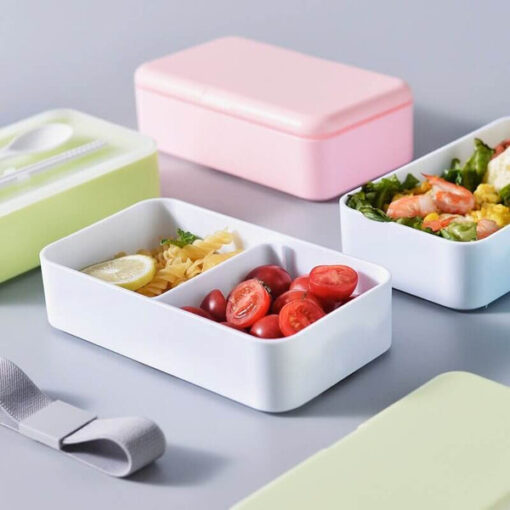 Lunch box Bento rose avec de la nourriture