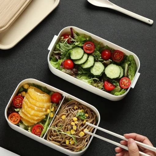 une personne qui mange dans le Boîte à lunch bento