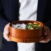 une personne avec la Boîte Bento entre ses mains