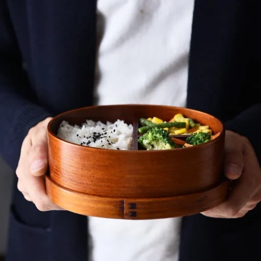 une personne avec la Boîte Bento entre ses mains