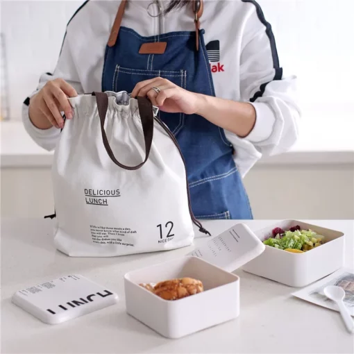 une personne qui utilise la Boîte Bento UrbanLunch