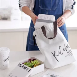 une femme qui utilise la Boîte Bento UrbanLunch