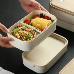 une personne utilisant le Boîte à lunch bento