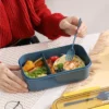 une personne qui mange dans la Lunch Box Zen