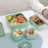 une femme qui mange dans la Boîte Bento Fun Box