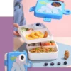 une femme qui utilise la Lunch Box Happy Meal