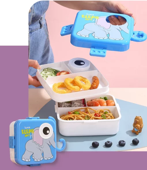 une femme qui utilise la Lunch Box Happy Meal