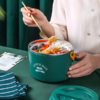 une femme qui mange dans la Boîte à Repas Chauffante Verte