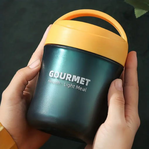 une personne avec la Boîte Isotherme Alimentaire 500ml entre les mains