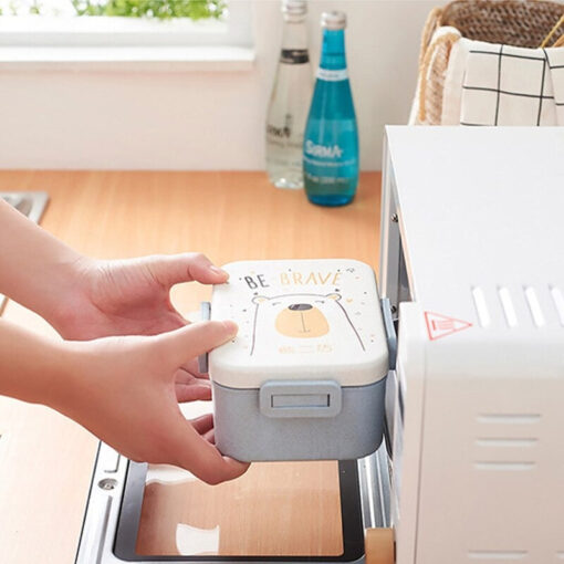 une maman qui met la Lunch Box Enfant au micro onde