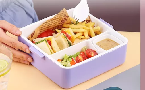 une personne utilisant la Boîte à Lunch Bunifa