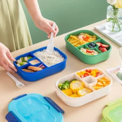 une femme qui mange dans la Boîte à Lunch GoSnack