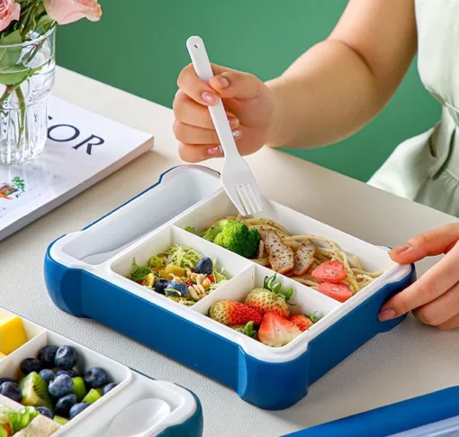 une personne qui mange dans la Boîte à Lunch UniBox