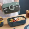 une femme qui montre comment utiliser la Boîte à Lunch SmartCarry