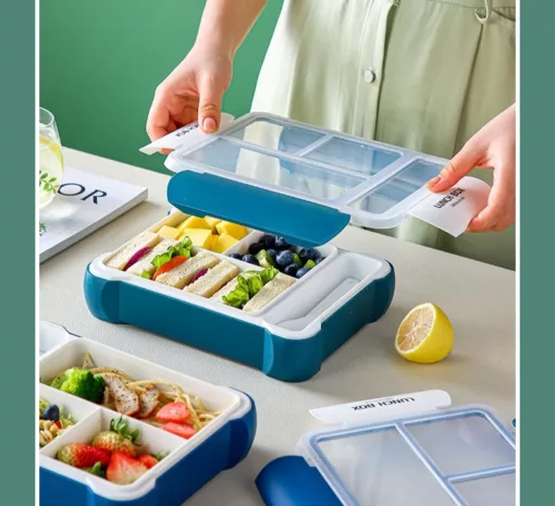 une femme qui ferme la Boîte à Lunch UniBox