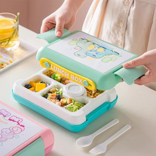 une femme qui met la nourriture dans la Boîte à Lunch Dino Bento