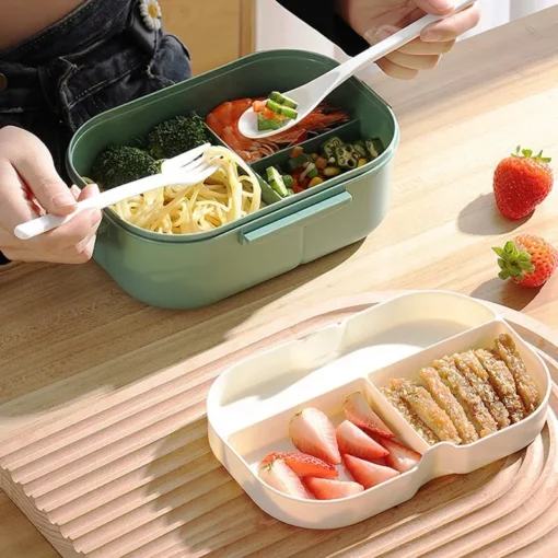 une femme qui mange de la nourriture dans la Boîte à Lunch Sweet Munch